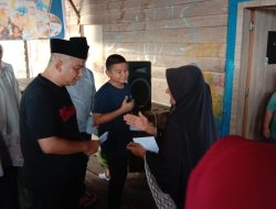 Mantan Bupati Tapteng Bakhtiar Ahmad Sibarani & Keluarga Bagikan Zakat Kepada Masyarakat