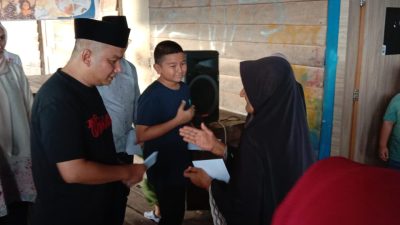 Mantan Bupati Tapteng Bakhtiar Ahmad Sibarani & Keluarga Bagikan Zakat Kepada Masyarakat