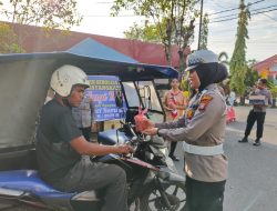 Bakti Sosial Polres Sibolga Dan Bhayangkari Cab. Sibolga Bagikan Takjil Kepada Warga