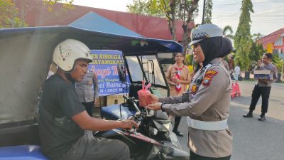 Bakti Sosial Polres Sibolga Dan Bhayangkari Cab. Sibolga Bagikan Takjil Kepada Warga