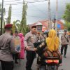 Kapolres Sibolga Bersama Bhayangkari Bagikan Takjil Buat Warga Kurang Mampu dan Pengguna Jalan