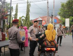 Kapolres Sibolga Bersama Bhayangkari Bagikan Takjil Buat Warga Kurang Mampu dan Pengguna Jalan