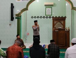 Pererat Silaturahmi, Kapolsek Sibolga Sambas Sholat Taraweh Berjemaah serta Sampaikan Tausyiah