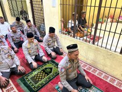 Momen Kapolres Tapteng Bukber dan Sholat Berjamaah dengan Tahanan