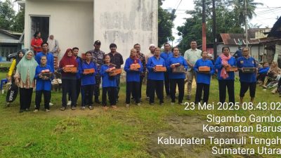 Pemdes Sigambo-gambo bagikan Sepatu Olahraga untuk Lansia dalam acara Giat Senam Lansia
