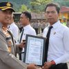 Kapolres Tapteng Beri Penghargaan Kepada Anggota Berprestasi dan Berdedikasi