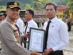 Kapolres Tapteng Beri Penghargaan Kepada Anggota Berprestasi dan Berdedikasi