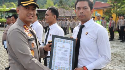 Kapolres Tapteng Beri Penghargaan Kepada Anggota Berprestasi dan Berdedikasi