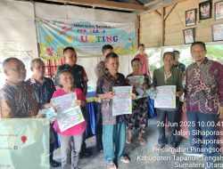 Perintah Desa Sihaporas Kecamatan Pinang Sori Salurkan Bantuan BLT DD Triwulan I dan II Kepada Masyarakat