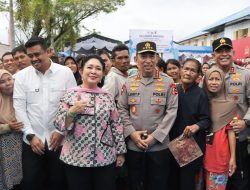 Kapolri dan Ketua Komisi IV DPR RI Salurkan Bantuan 16 Truk Logistik bagi Korban Bencana di Tapanuli Tengah