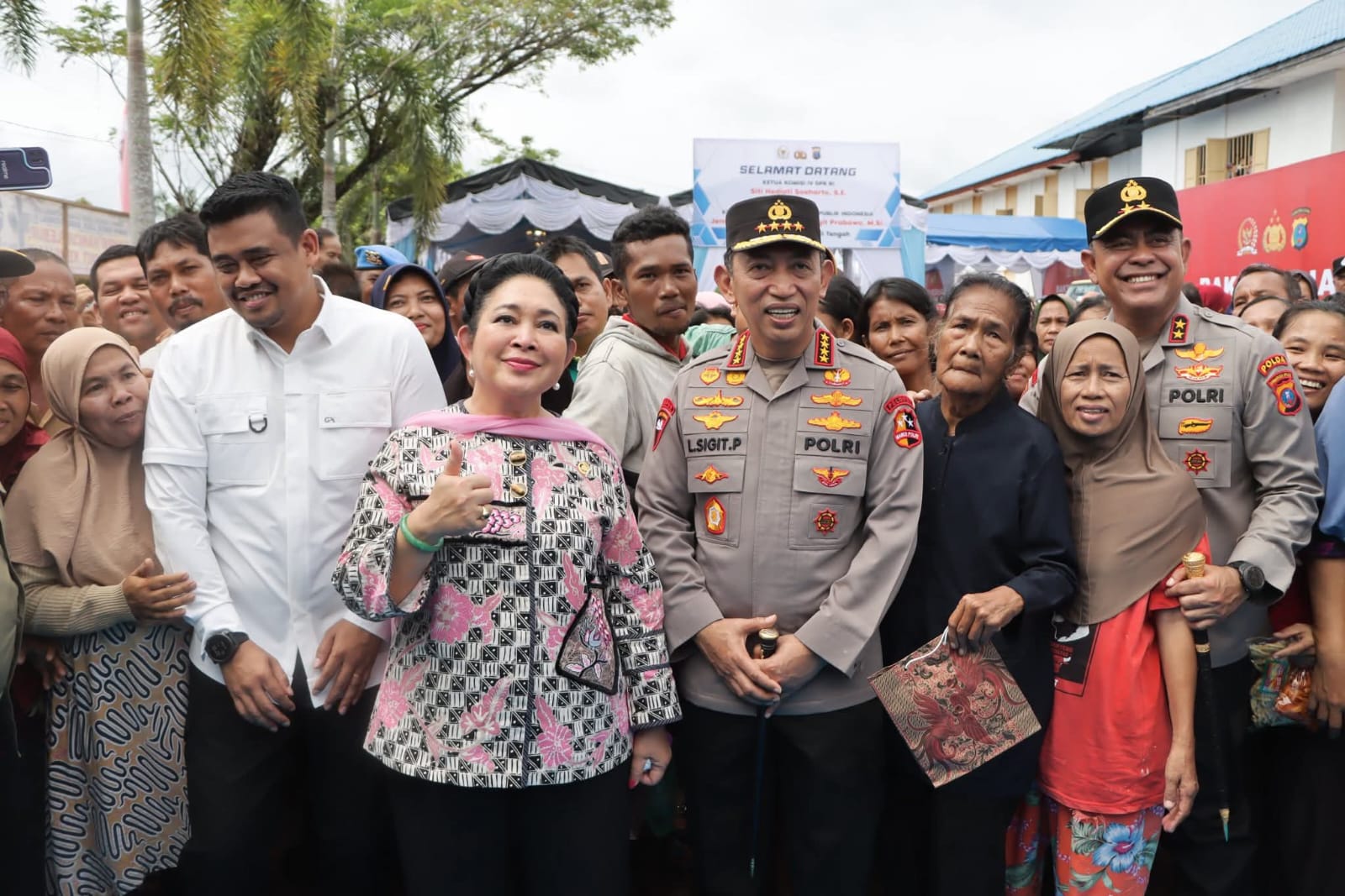 Ket gbr : Kapolri Jenderal Polisi Drs. Listyo Sigit Prabowo, M.Si., bersama Ketua Komisi IV DPR RI Ibu Siti Hediati Hariyadi Soeharto, S.E., melaksanakan kunjungan kerja (kunker) di wilayah Kabupaten Tapanuli Tengah, Sumatera Utara, pada Minggu (15/2/2026).