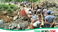 Dalam Membangun Jembatan Penghubung Desa Sialogo – Masundung, Warga Sialogo Bergotong royong