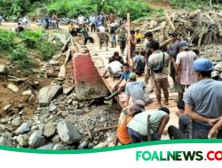 Dalam Membangun Jembatan Penghubung Desa Sialogo – Masundung, Warga Sialogo Bergotong royong