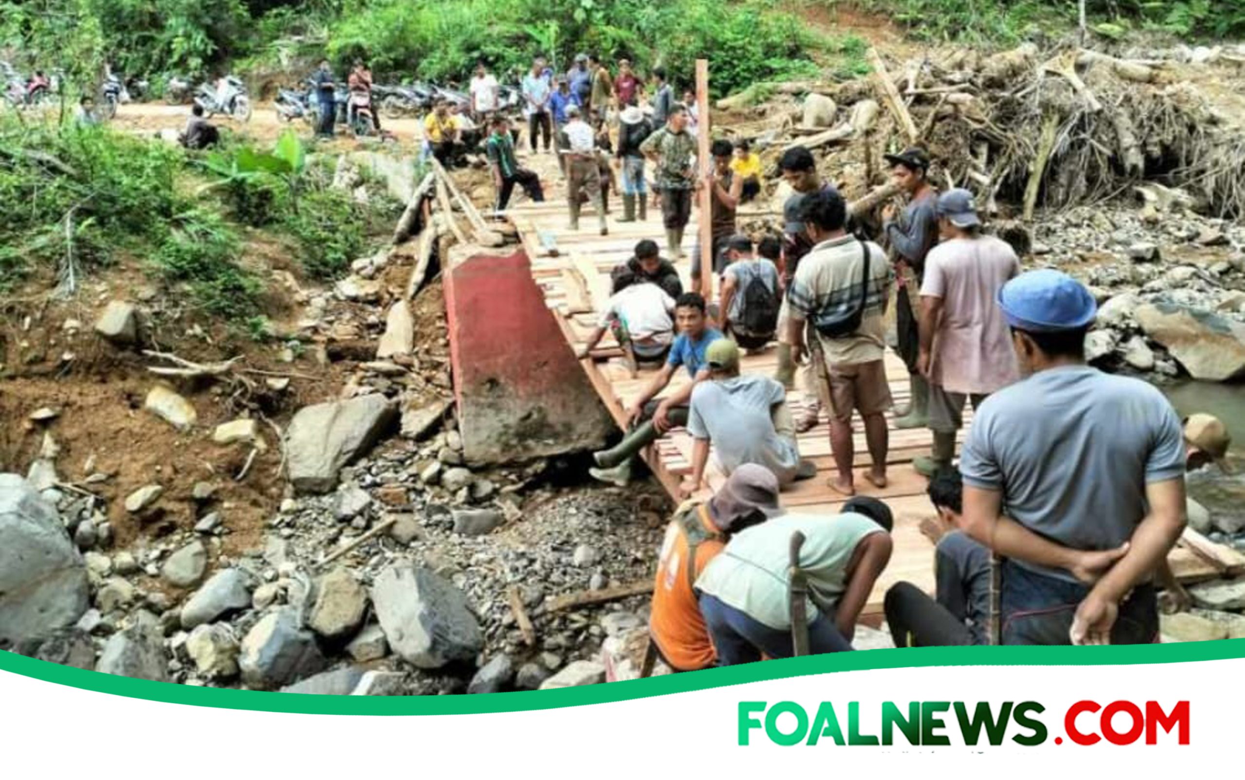 Ket Gbr : Bersama Aparat Desa dan Badan Permusyawaratan Desa (BPD) dan warga, bergotong royong membangun jembatan darurat penghubung Desa Sialogo dan Desa Masundung.