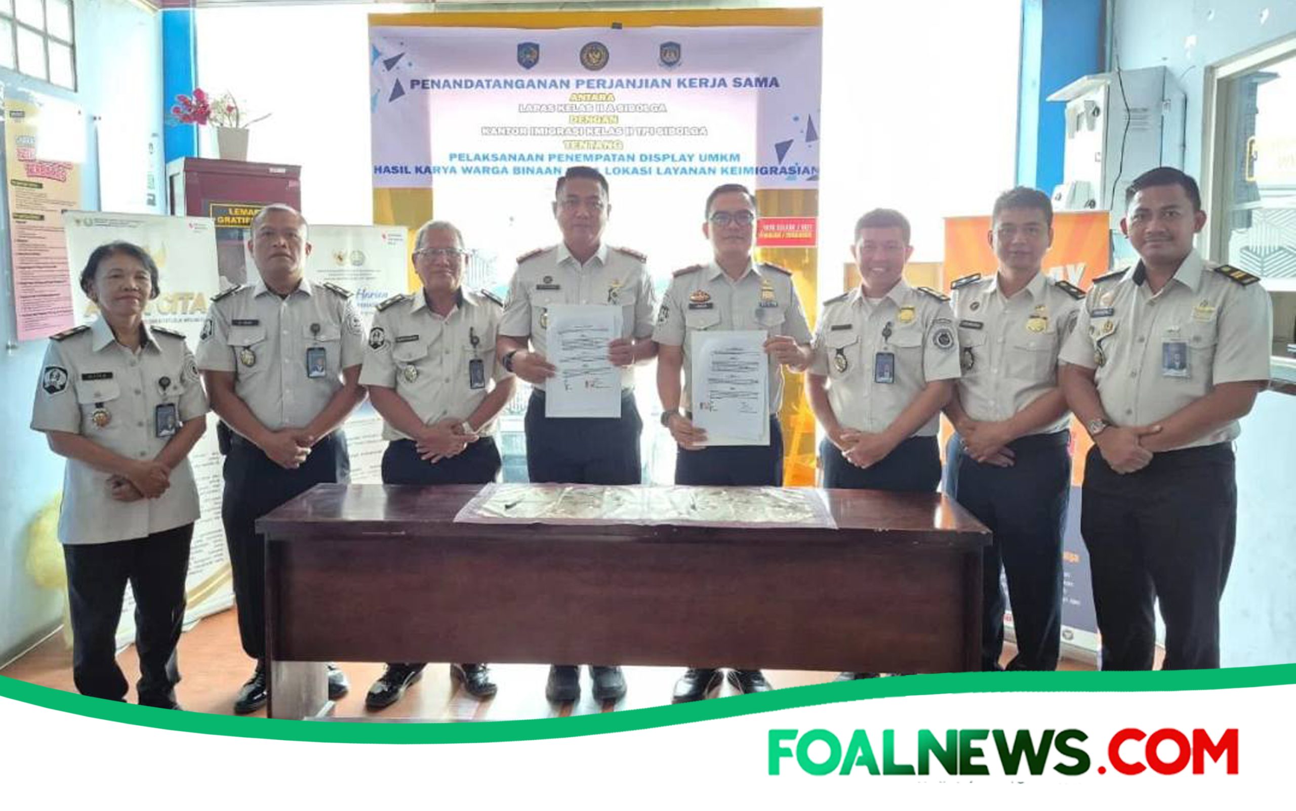 Ket Gbr : Kantor Imigrasi Kelas IIA TPI Sibolga dan Lapas Kelas IIA Sibolga resmi menandatangani Perjanjian Kerja Sama (PKS) tentang Penempatan Display UMKM Hasil Karya Warga Binaan pada Lokasi Layanan Keimigrasian.