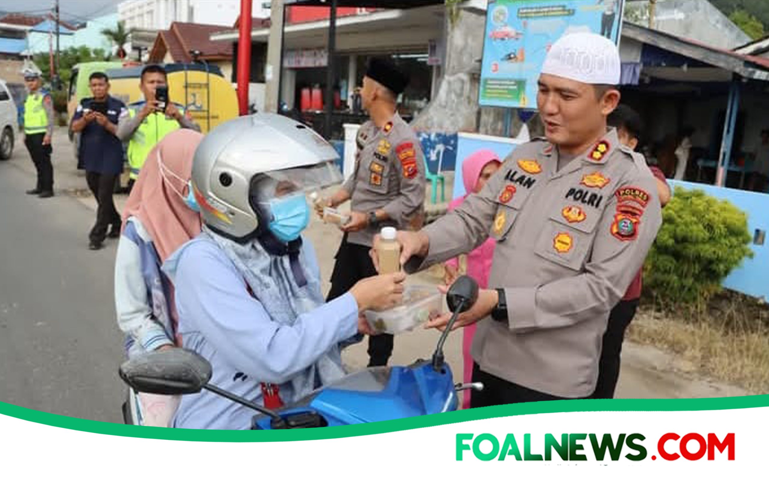 Ket Gbr : Kepolisian Resor (Polres) Tapanuli Tengah menggelar aksi simpatik dengan membagikan ratusan paket takjil kepada masyarakat dan pengendara yang melintas di Jalan Sibolga-P. Sidempuan, tepatnya di Simpang DPR Pandan, Kecamatan Pandan, Kabupaten Tapanuli Tengah. Selasa (3/3/2026) sore.