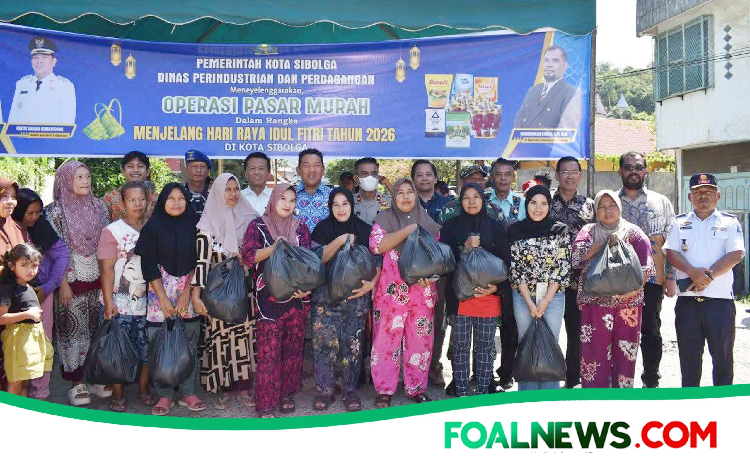 Ket Gbr : Wakil Wali Kota Sibolga, Pantas Maruba LumbanTobing, meninjau pelaksanaan operasi pasar murah menjelang Hari Raya Idulfitri 1447 H Tahun 2026, yang dilaksanakan di Jalan Tugu Ikan Beo, Kelurahan Aek Muara Pinang, Kecamatan Sibolga Selatan, pada Kamis (05/03/2026) pagi.