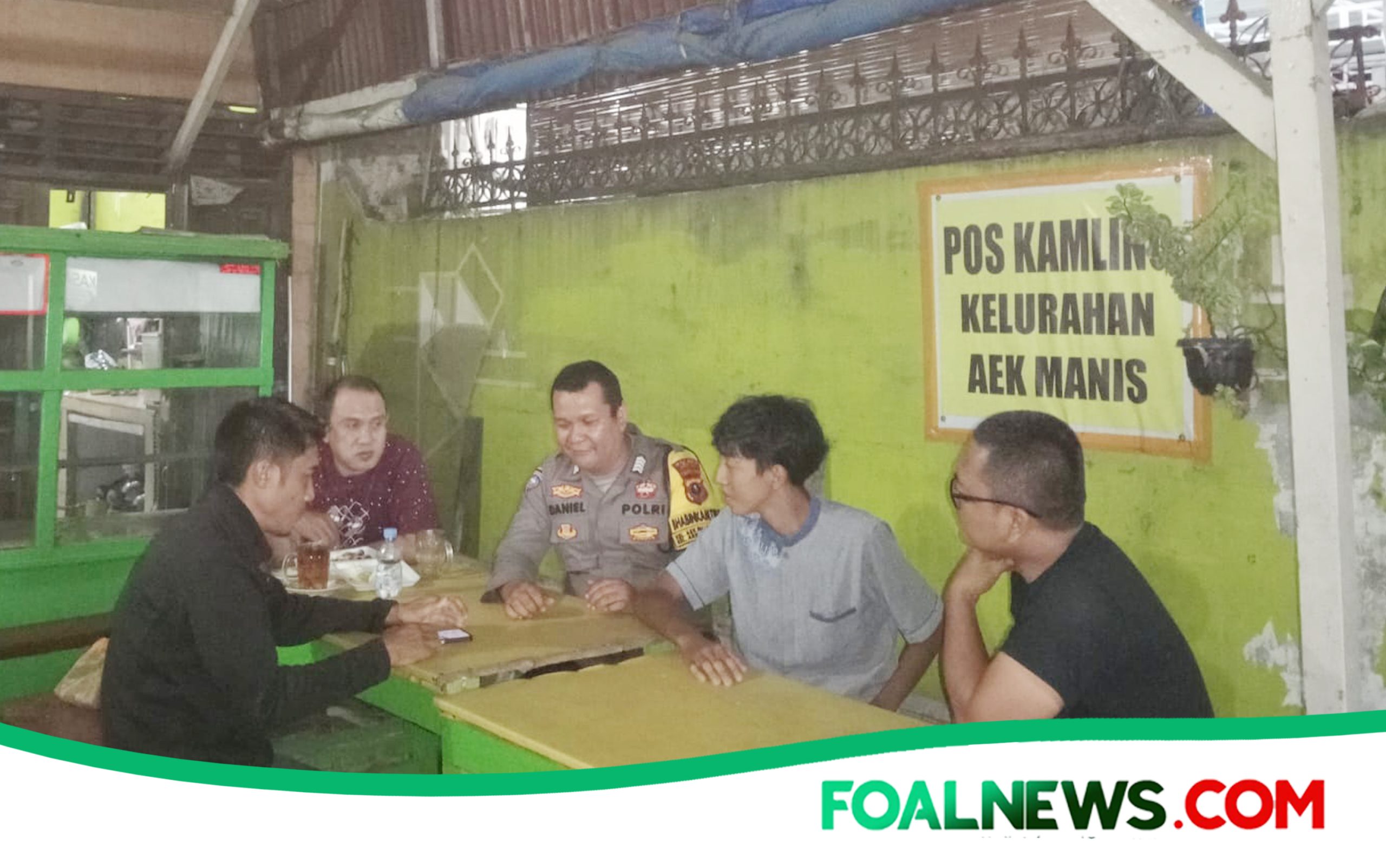 Ket Gbr : Bhabinkamtibmas Kelurahan Aek Parombunan Bripka Horas P.D. Simanungkalit bersama Bhabinkamtibmas Kelurahan Aek Manis Bripka Irwansyah melaksanakan patroli sekaligus pembinaan terhadap petugas Satuan Keamanan Lingkungan (Satkamling) di wilayah Kecamatan Sibolga Selatan, Selasa (03/03/2026) malam.