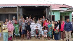 Polri Salurkan Paket Sembako Untuk 120 kk di Perumahan Pandan Asri