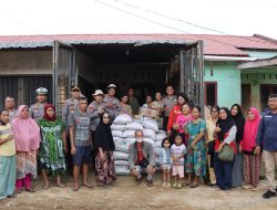 Polri Salurkan Paket Sembako Untuk 120 kk di Perumahan Pandan Asri