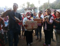 Semarak HUT ke-81 RI,  Warga Desa Hutanabolon Terima Bantuan 2.000 Ekor Anak Ayam